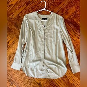 New With Tags Banana Republic Sage Green Women’s Blouse in a XS